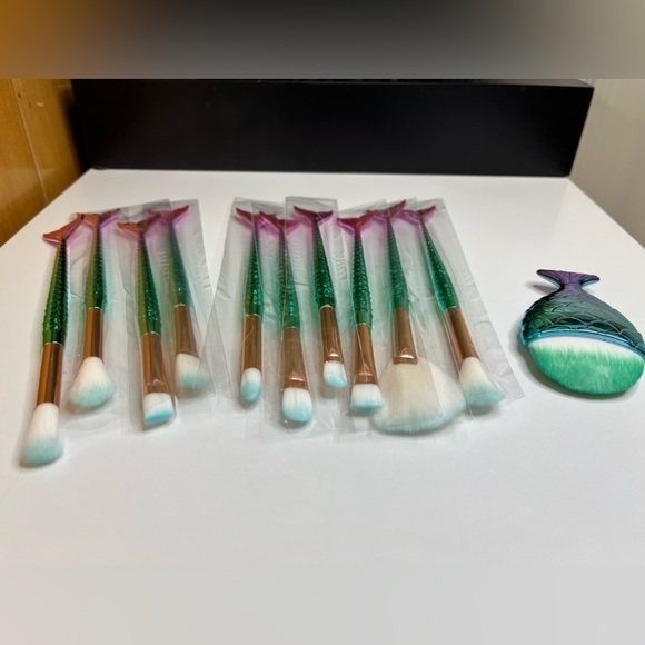 💥🧜♀️NEW💥MAKEUP Brush set 11 pieces Mermaid iridescent green purple eyes… - Picture 4 of 16